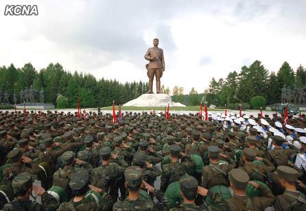 朝鲜人民军继续行军 在金日成铜像前誓师