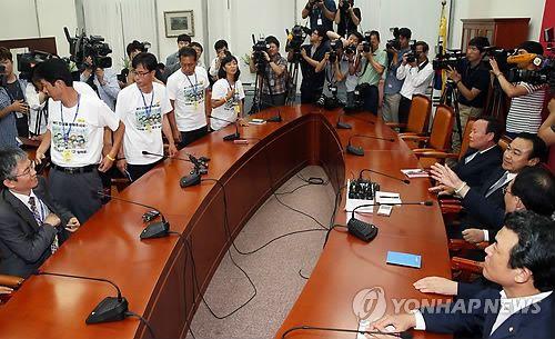 韩国新世界党和遇难者遗属1日在国会举行了讨论“世越号特别法”立法事宜的第三次会谈，双方分歧大，会议开始后仅30分钟遗属们中途退场。（韩联社）