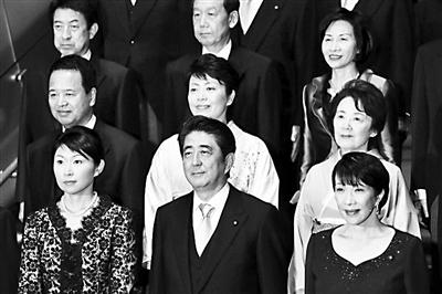 安倍改组内阁谋划长期掌权 5名女性入围创纪录