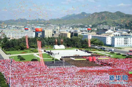 朝鲜民众向领袖铜像献花庆祝国庆(图)