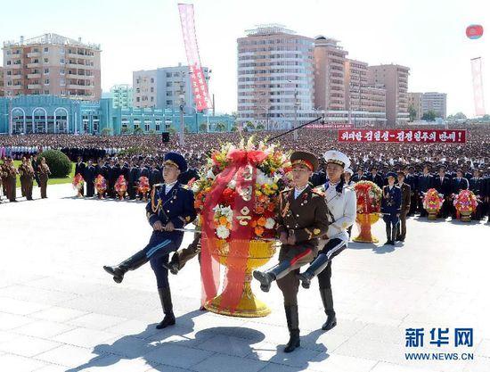 朝鲜民众向领袖铜像献花庆祝国庆(图)