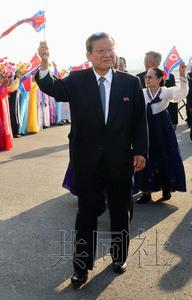 9月6日，在日本朝鲜人总联合会主席许宗万抵达朝鲜平壤，手中挥舞着朝鲜国旗。共同社