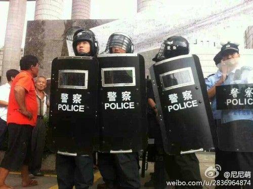 广东汕头群体事件：不法者拉警察游街 扬言烧死