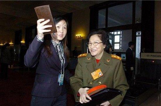 贺龙元帅：儿子贺鹏飞，中将军衔，海军副司令员。女儿贺捷生，少将军衔，军科院军事百科研究部副部长。（夫：李振军，前武警总部政委。）图为贺捷生（右）。